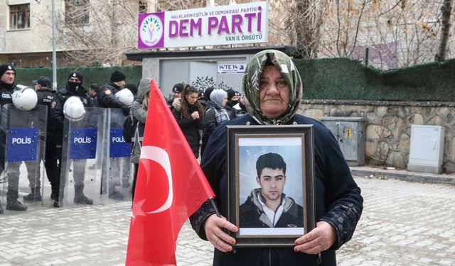 Vanlı aileler DEM Parti binası önündeki 'evlat nöbeti'ni sürdürdü