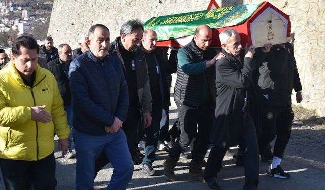 Vefat eden eski milli kadın futbolcu Nurcan Çelik, Artvin'de toprağa verildi