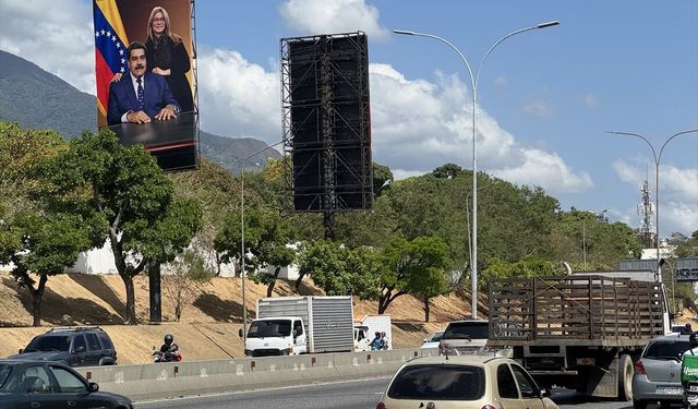 Venezuela'da otoyola Maduro ve eşi için 'sizleri geri istiyoruz' afişleri asıldı