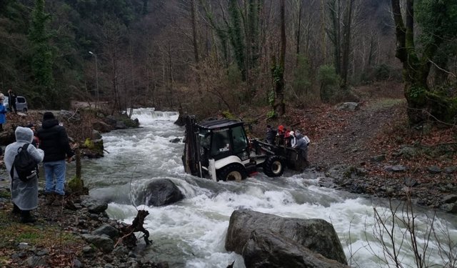 Yalova'da deredeki su seviyesinin yükselmesiyle mahsur kalan 19 kişi kurtarıldı
