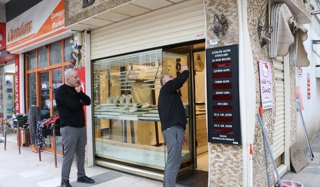 Yalova'da kopyaladıkları öne sürülen kumandayla kepenklerini açtıkları kuyumcu dükkanını soydular