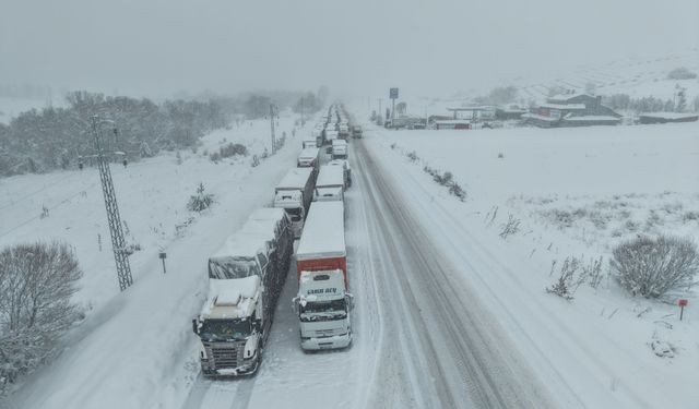 Yoğun kar yağışı nedeniyle Refahiye-Erzincan kara yolunda ulaşım güçlükle sağlanıyor
