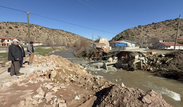 Yozgat'ta sağanak nedeniyle yıkılan köprü sonrası ulaşım başka bir köprüden sağlanıyor