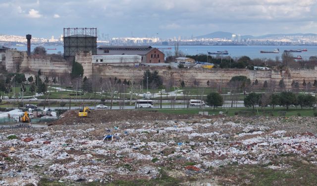 Zeytinburnu'ndaki Kazlıçeşme Meydanı'nda moloz kirliliği
