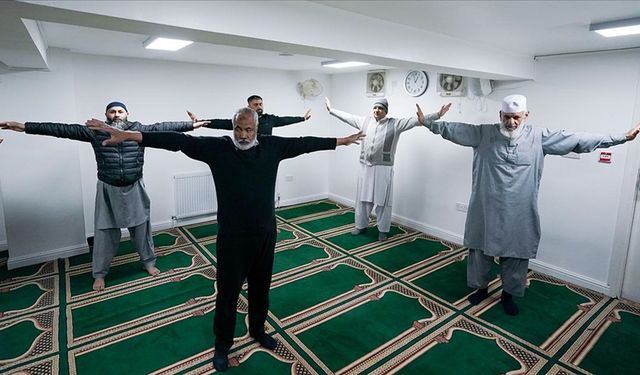 İngiltere'de bir camide namaz sonrası pilates dersleri erkekler arasında büyük ilgi görüyor