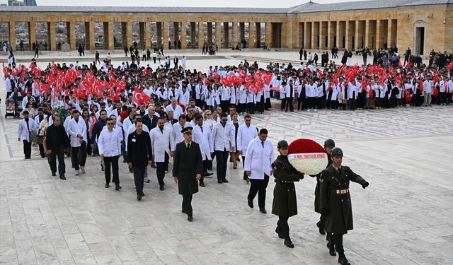 14 Mart Tıbbiyeliler Derneği üyeleri Anıtkabir'i ziyaret etti