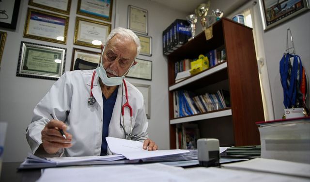 80 yaşındaki çocuk doktoru pistte madalya peşinde