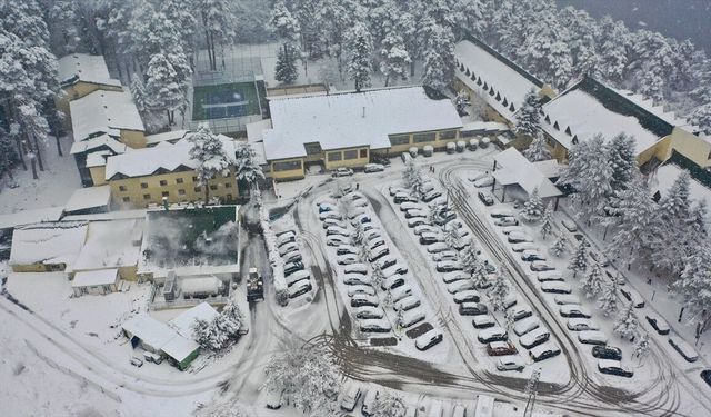 Abant ve Gölcük'te martta yağan kar tatilcileri sevindirdi