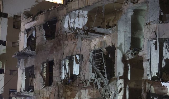 ABD-İsrail saldırısının ardından İran'ın misillemesinde bir füze Tel Aviv'e isabet etti