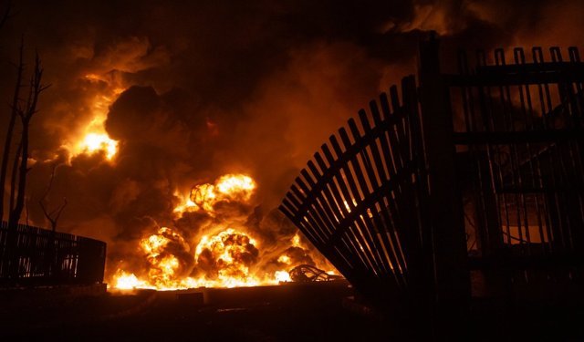 ABD ve İsrail'in dün hedef aldığı Tahran'daki Şehran petrol deposundaki yangın sürüyor