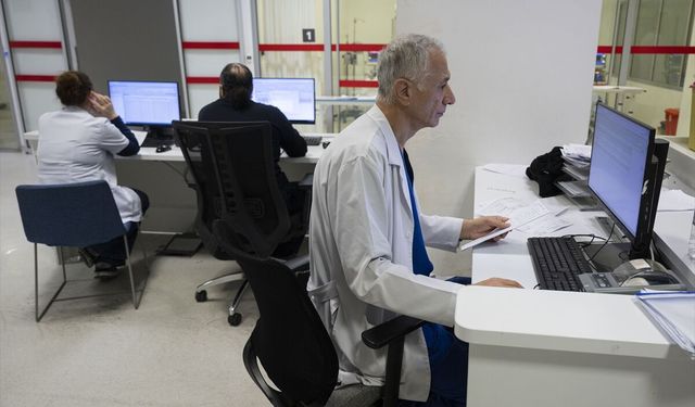 Acil servislerde saniyelerle yarışan sağlık ekipleri hayat kurtarıyor