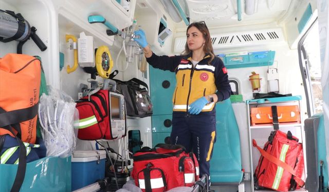 Acil tıp teknisyeni çift, ambulansla hastaların yardımına koşuyor