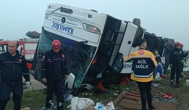 Adana'da devrilen yolcu otobüsünde 2 kişi öldü, 19 kişi yaralandı