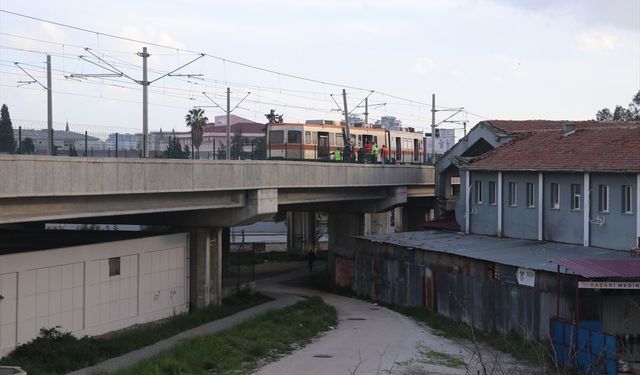 Adana'da hafif raylı sistemin bir vagonu raydan çıktı