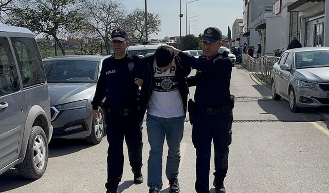 Adana'da hareket halindeki otomobilin direksiyonunu ayağıyla kontrol eden sürücü yakalandı