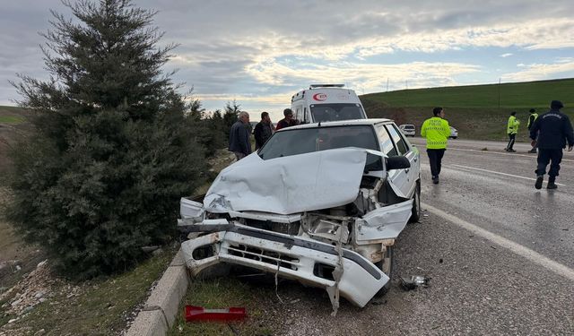 Adıyaman'da otomobil ile hafif ticari aracın çarpıştığı kazada 5 kişi yaralandı