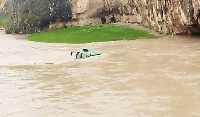 Adıyaman'da sele kapıldıktan sonra yüzerek çıktıkları mağarada mahsur kalan 4 kişi kurtarıldı