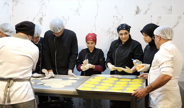 Adıyaman'ın bayram lezzeti 'taplama' öğrencilerin emeğiyle sofralara ulaşıyor