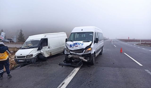 Afyonkarahisar'da yolcu minibüsü ile kamyonet çarpıştı, 7 kişi yaralandı