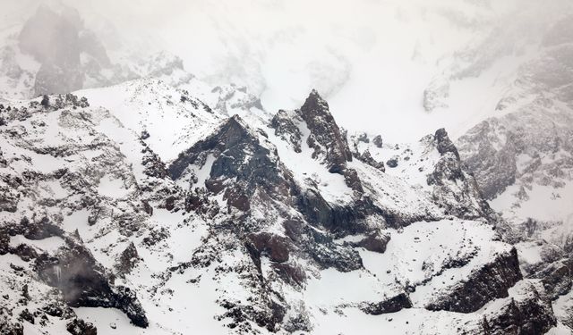 Ağrı Dağı'ndaki Cehennem Vadisi karla kaplandı