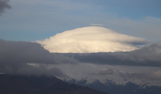 Ağrı Dağı'nın zirvesi mercek bulutuyla kaplandı