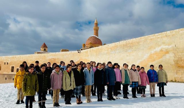Ağrı'da öğrenciler İshak Paşa Sarayı ve Ağrı Dağı eteklerinde ilahi söyledi