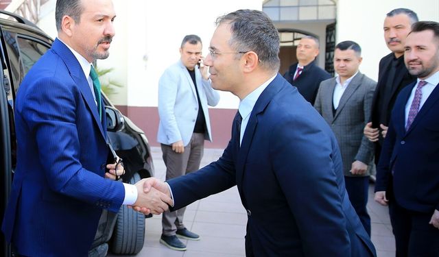 AK Parti Genel Başkan Yardımcısı Zorlu, Manisa'da AK Parti İl Başkanlığını ziyaret etti: