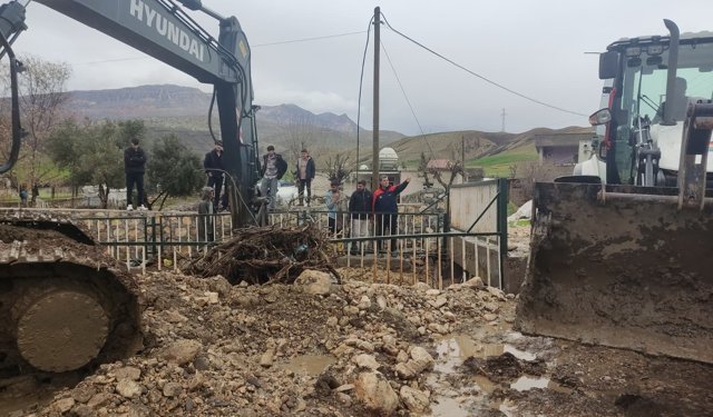 AK Parti Şırnak Milletvekili Tatar, selde zarar gören bölgelerde incelemelerde bulundu