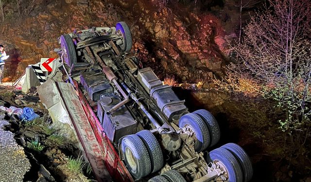 Alanya'da şarampole devrilen kamyondaki 1 kişi öldü, 1 kişi yaralandı