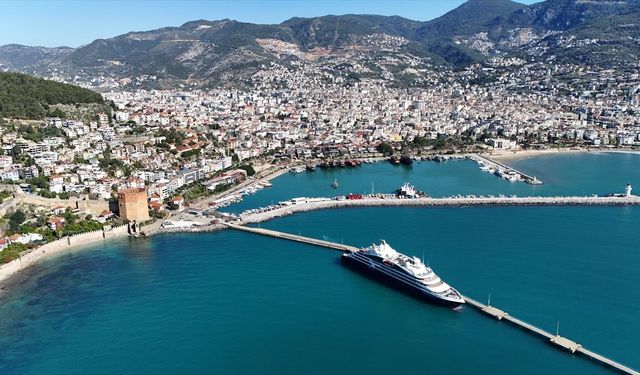 Alanya'ya 'Le Dumont-d'Urville' kruvaziyeriyle 114 turist geldi