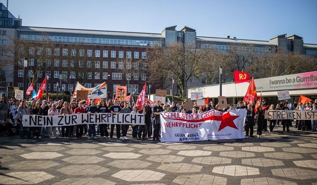 Almanya'da binlerce öğrenci askerlik hizmetine ilişkin yasayı ve zorunlu askerliği protesto etti