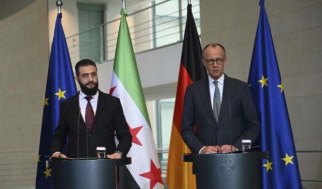 Almanya'yı ziyaret eden Suriye Cumhurbaşkanı Şara için Berlin'de destek gösterisi yapıldı