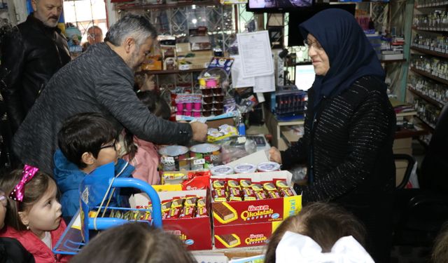 Amasya'da anaokulu öğrencileri, harçlıklarıyla bakkalın veresiye defterindeki borçları ödedi