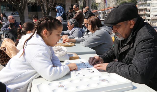 Amasya'da çocuklar yaşlılarla zeka oyunları oynadı