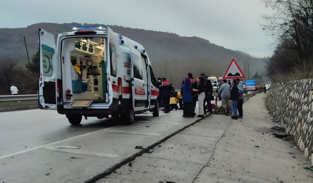 Amasya'da refüje çarpan otomobildeki 4 kişi yaralandı