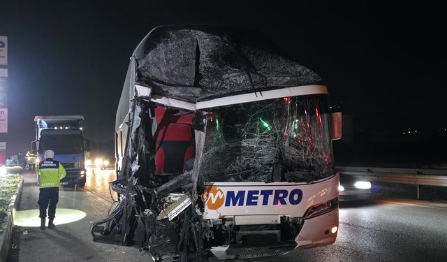 Amasya'da yolcu otobüsü ile tırın çarpıştığı kazada 11 kişi yaralandı