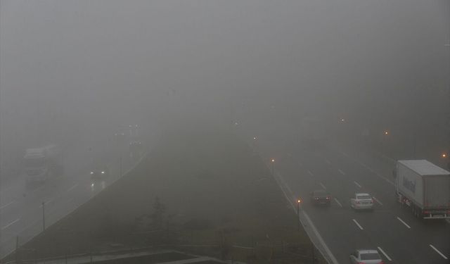 Anadolu Otoyolu ve D-100 kara yolunun Bolu Dağı geçişinde sis etkili oldu
