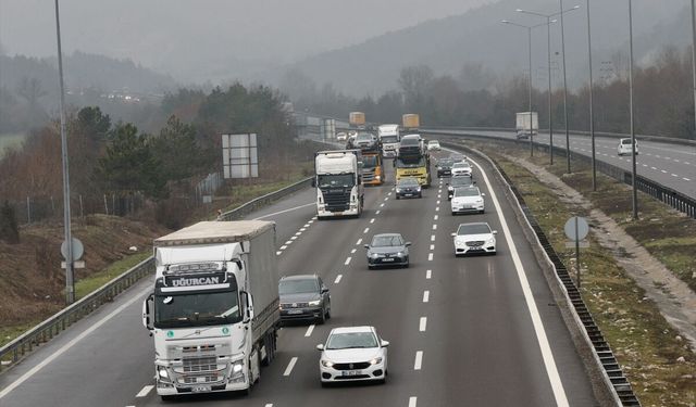 Anadolu Otoyolu'nun Bolu ve Düzce kesiminde bayram tatili hareketliliği kısmen başladı