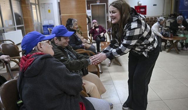 Ankara Seyranbağları Huzurevi'nde kalanlar bayram heyecanını ziyaretçileriyle paylaşıyor