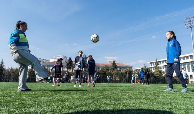 Anneler ve kızları 8 Mart'ta futbol sahasında