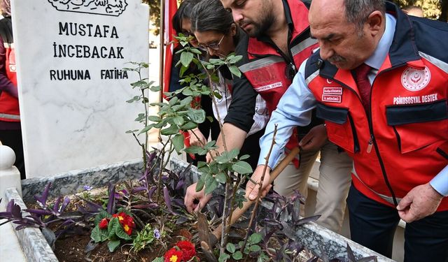 Antalya'da bayram öncesi şehit mezarlarının bakım ve onarımı yapılıyor