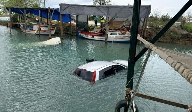 Antalya'da dereye düşen otomobildeki 3 kişi yüzerek kurtuldu