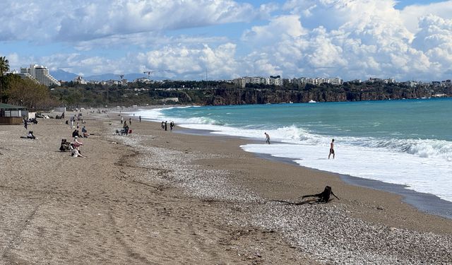 Antalya'da güneşli havayı fırsat bilenler sahillerde vakit geçirdi