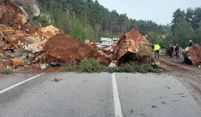 Antalya'da heyelan sonucu kapanan kara yolu çalışmaların ardından ulaşıma açıldı
