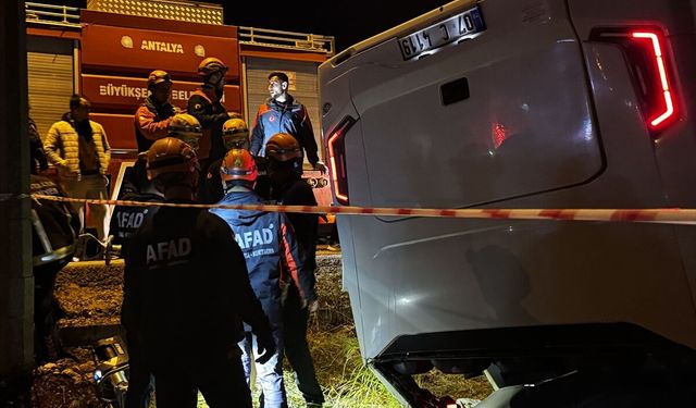 Antalya'da infaz koruma memurlarını taşıyan otobüs devrildi