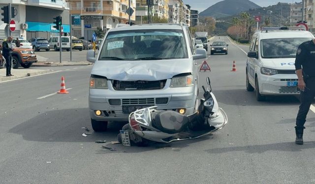 Antalya'da panelvan ile çarpışan motosikletteki 2 kişi yaralandı