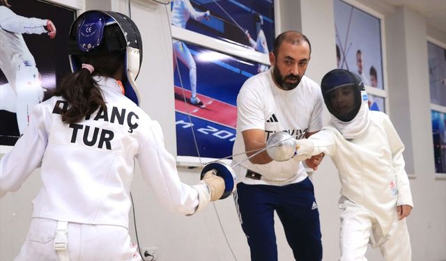 Antrenör babasının desteğiyle başladığı eskrimde milli takımı hedefliyor