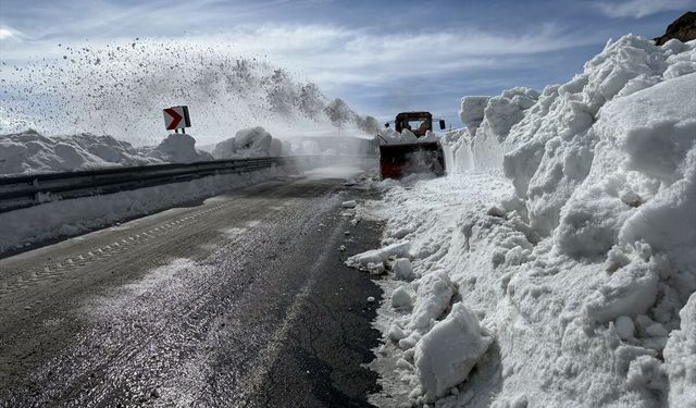 Ardahan'da kar nedeniyle 3,5 aydır kapalı olan yol açılıyor