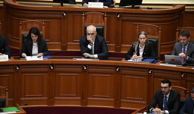 Arnavutluk Meclisinde eski Başbakan Yardımcısı'nın dokunulmazlığının kaldırılmaması protesto edildi