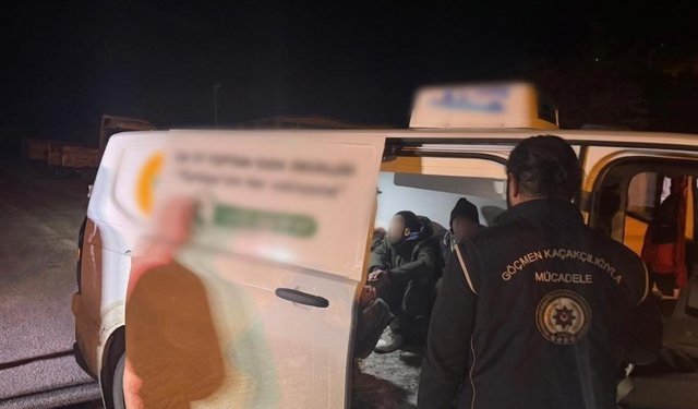 Artvin'de 10 düzensiz göçmen yakalandı, 2 zanlı tutuklandı